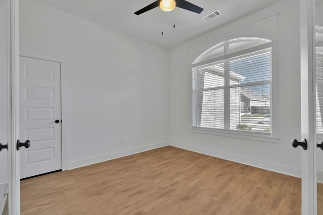 Photo - Large 5 Bedroom 3 Bath home in great location!