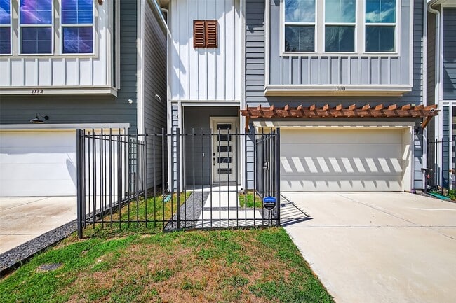 Photo - 1070 Mansfield St
