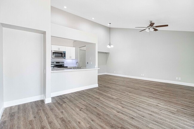 Building Photo - 4111 SE 22nd Ave Unit B Rental
