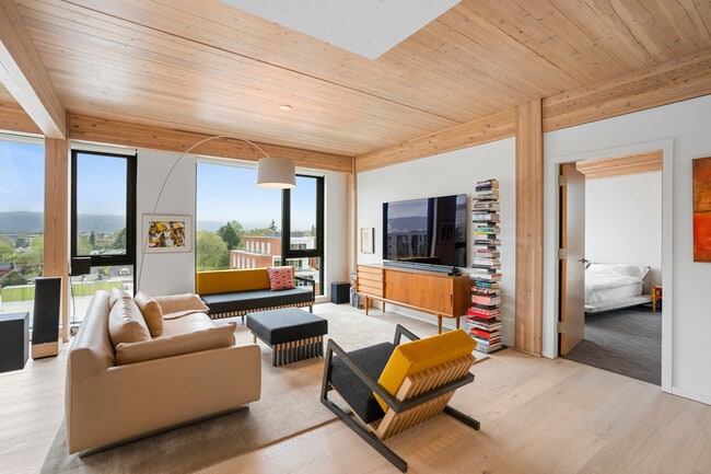 Building Photo - 12 NE Fremont St Unit 7W