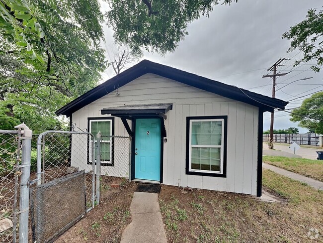 Building Photo - READY NOW! CHECK IT OUT! Rental