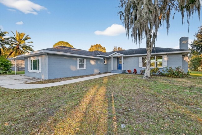 Photo - Lakefront 4-Bedroom Home for Rent in Beautiful Umatilla, FL