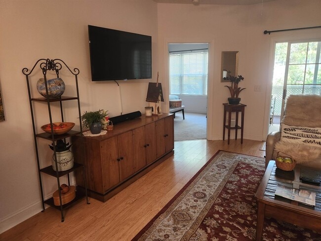 Photo - 943 Algonquin Dr