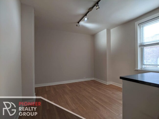 Building Photo - 511 W Belmont Ave Unit 33