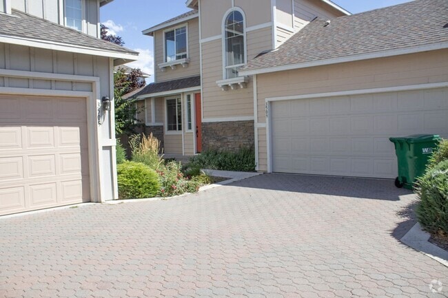 Building Photo - 3 bedroom 2.5 bathroom two-story rental in...