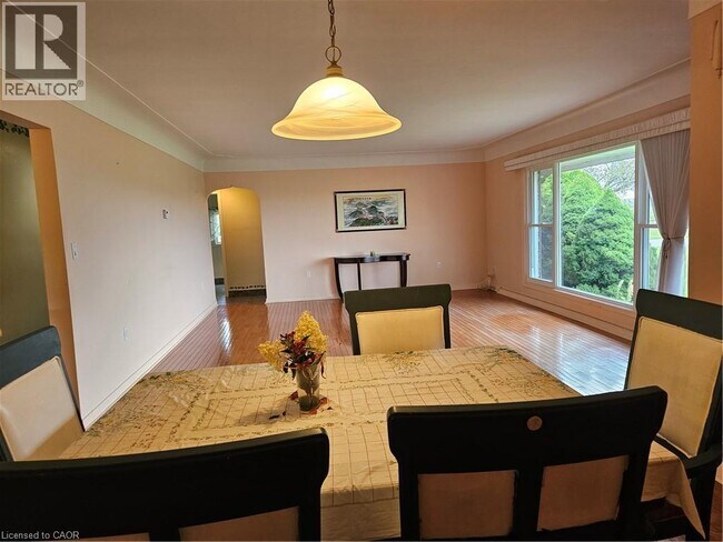 Photo - 65 Erie Ave N