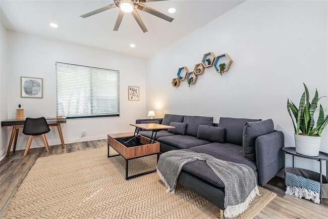 Photo - 2325 W Green St