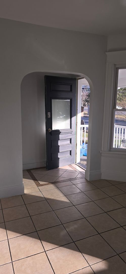 Building Photo - Large remodeled 4 bedroom with off street parking available**FREE MONTH OF RENT TO ANYONE WHO SIG... Unit 507- 509 Nott St - 1