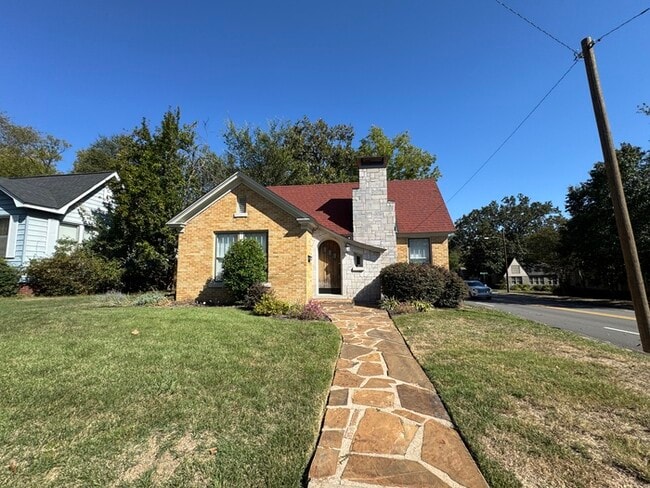 Building Photo - Very Nice 3 bedroom 2 bath home in The Hei...