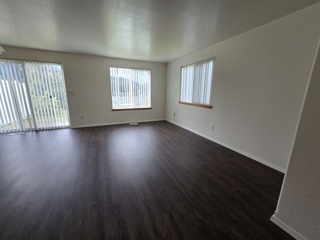 Photo - 394 Maylea Pl