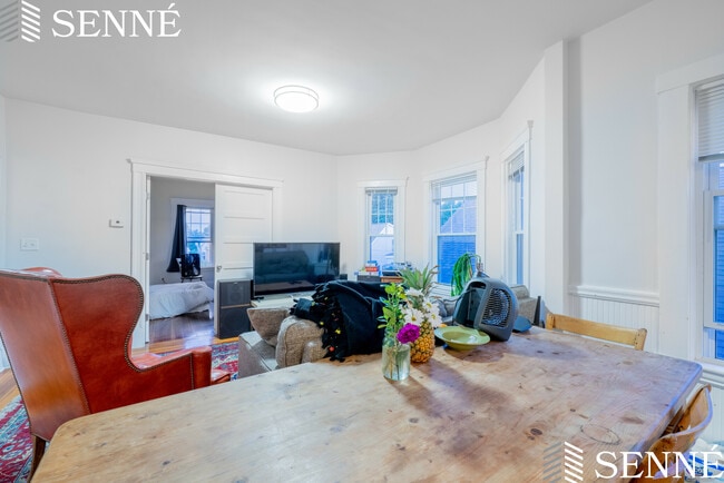 Photo - 37 Magoun St Unidad 3