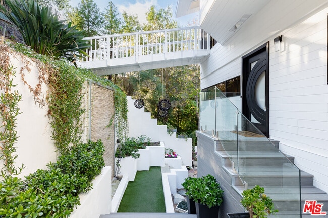 Photo - 2350 Benedict Canyon Drive