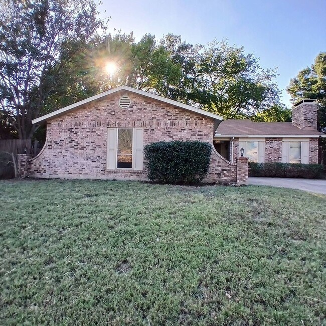 Building Photo - Large single story home in Bedford