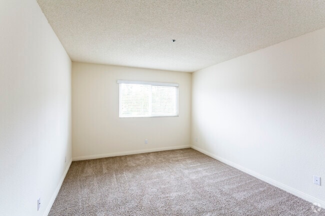 1 BR, 1 BA - 755 SF
