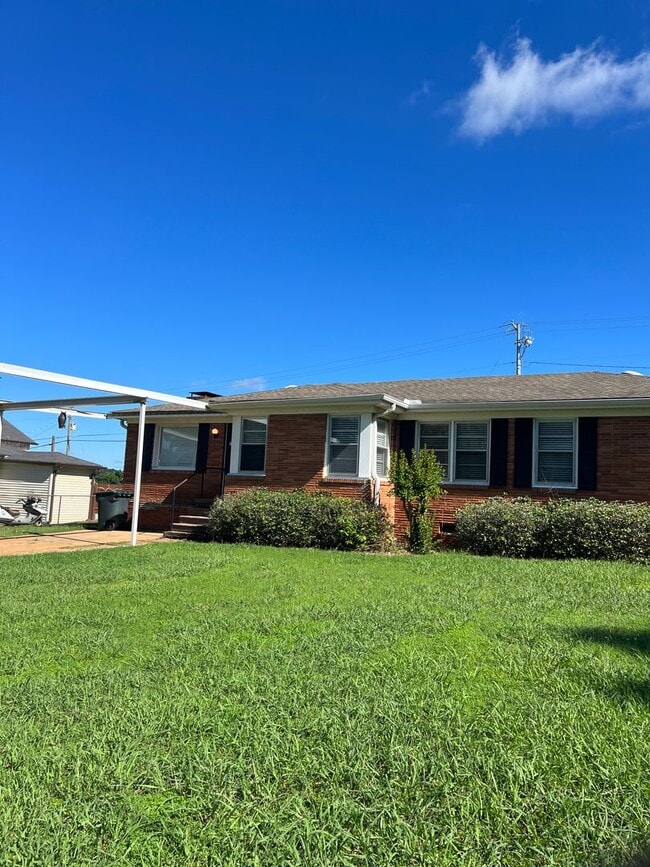 Building Photo - 3 Bed 2 Bath - Florence, AL Rental