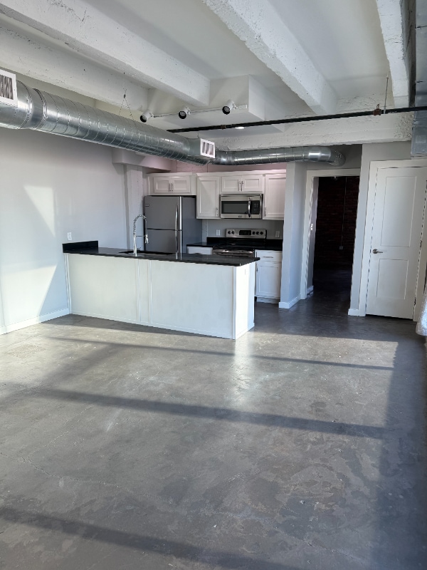 Building Photo - 310 E 1st St Rental