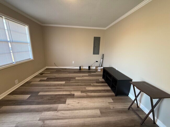 Photo - 104 Oaks Dr