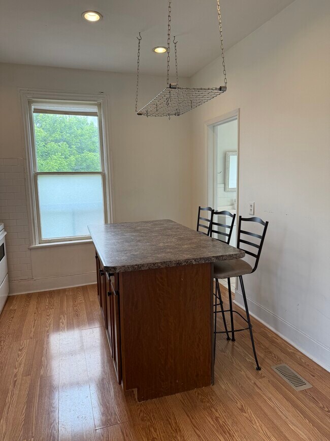 Photo - 66 Picton St W Unit 2-bdrm near Harbour GO Station
