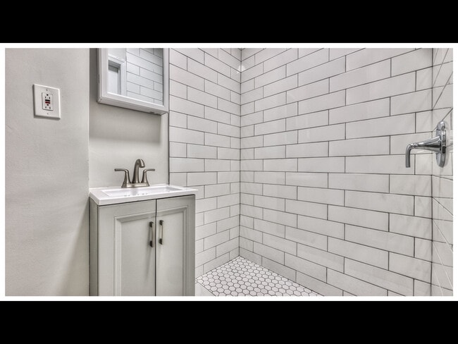 Photo - 2220 Lyndhurst Ave