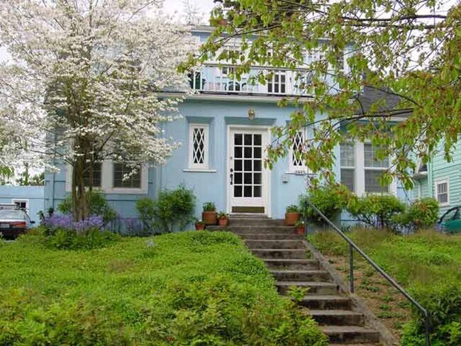 Building Photo - 1929 Fairy Tale Tri-plex on a cherry lined... Unit 3 Rental