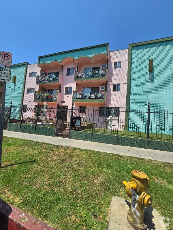 Building Photo - 701 S Oxford Ave Rental