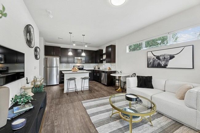 Sala de estar conectada a una amplia cocina. - Highline Apartments