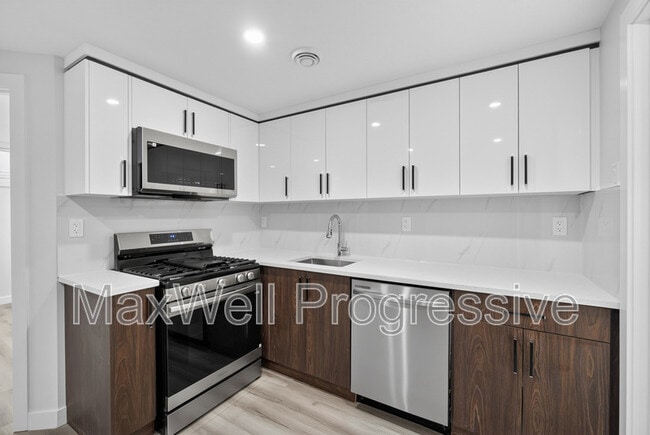 Photo - 10821-10112 112 St NW