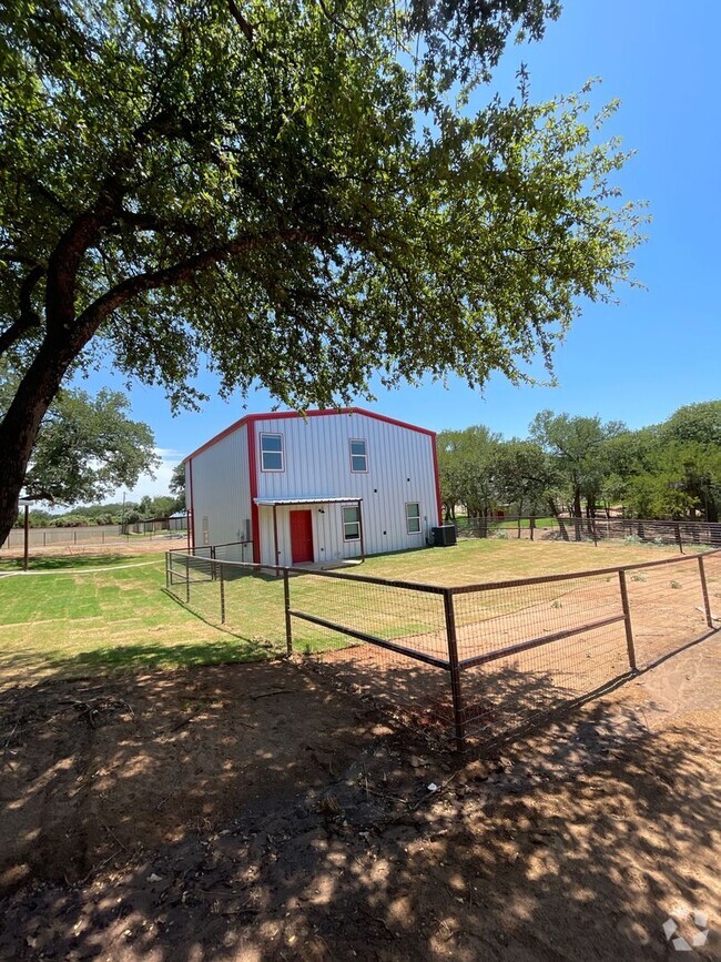 Building Photo - County Living in a Modern Home