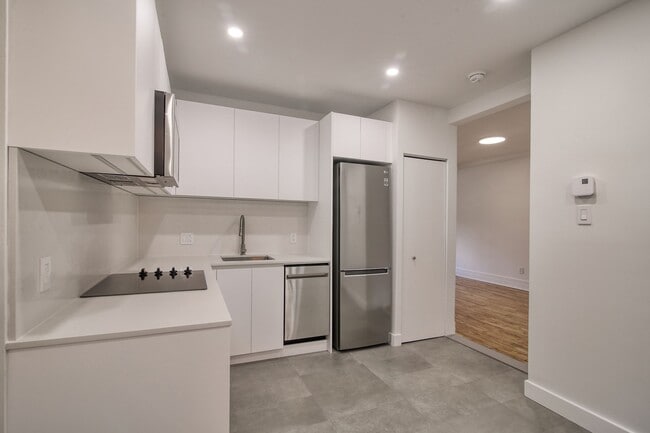 Building Photo - 6885-6891 Sherbrooke west Unit 9