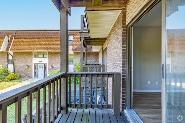 2BR, 1BA - 890SF - Balcony