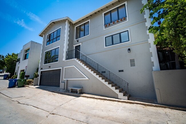 Building Photo - COMING SOON 4-bedroom, 4 bath unit in the desirable Los Feliz