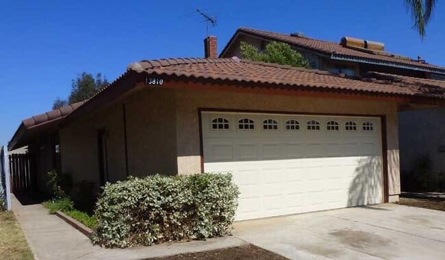 Building Photo - 2 BEDROOM PRICED RIGHT!