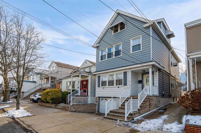 Building Photo - 102 W 43rd St Unit 2