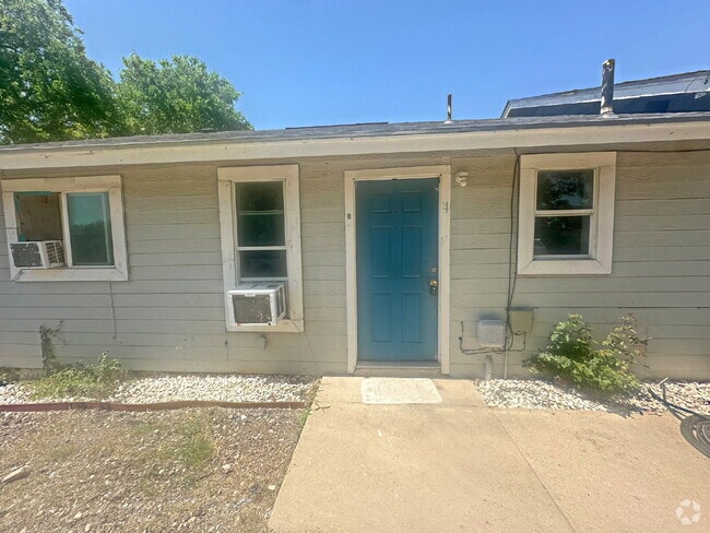 Building Photo - 2 Bedroom, 1 Bath Apartment Unit D