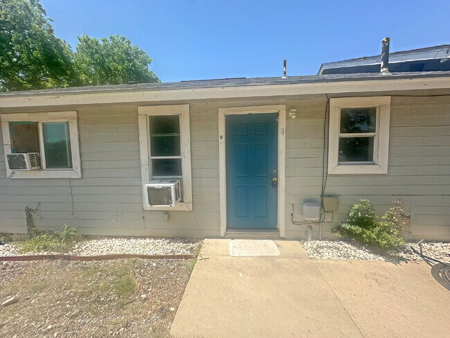 Building Photo - 2 Bedroom, 1 Bath Apartment Unit D