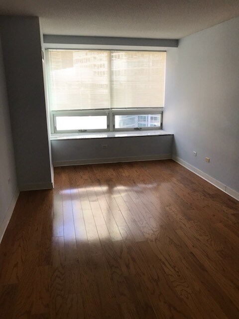 Large bedroom - 512 N McClurg Ct Condo Unit 711