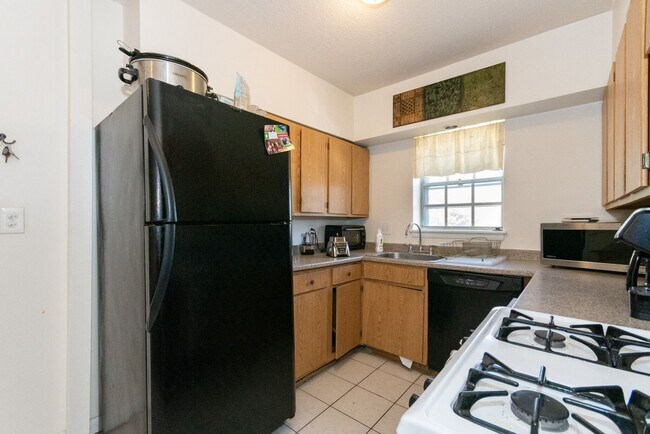 Photo - Brighton 3 Bed – Heat & Hot Water Included – 2 Parking Spots – No Fee
