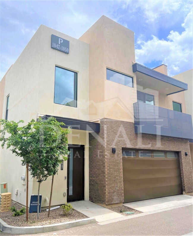 Building Photo - 901 S Smith Rd
