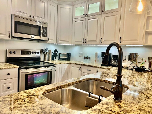 FULLY FURNISHED LUXURY CONDO!