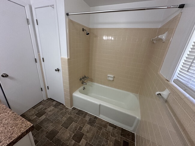 Photo - 1121 Northwest Blvd Unit 1121