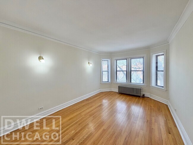 Photo - 1913 W Larchmont Ave