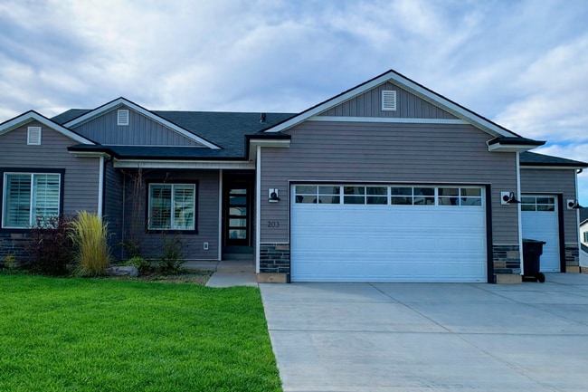 Building Photo - Six Bedroom House Available Now!!!