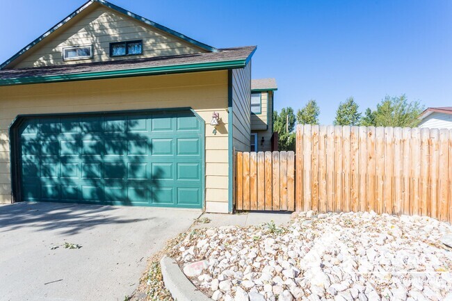 Building Photo - Westside Townhome