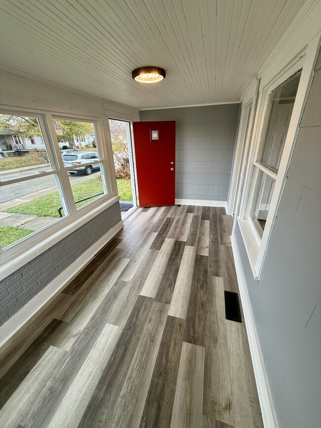 Photo - 701 E Broadway St