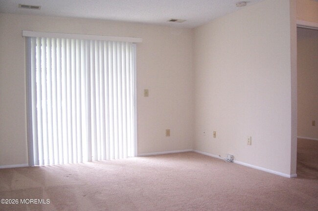 Photo - 107 Des Moines Ct