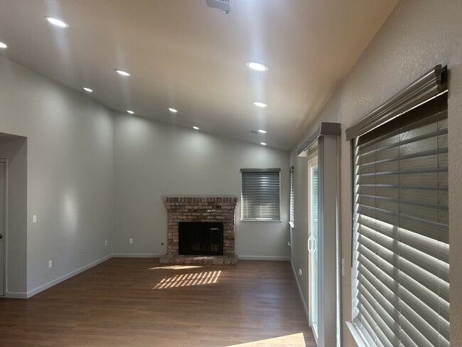 Photo - 1728 Colin Ln