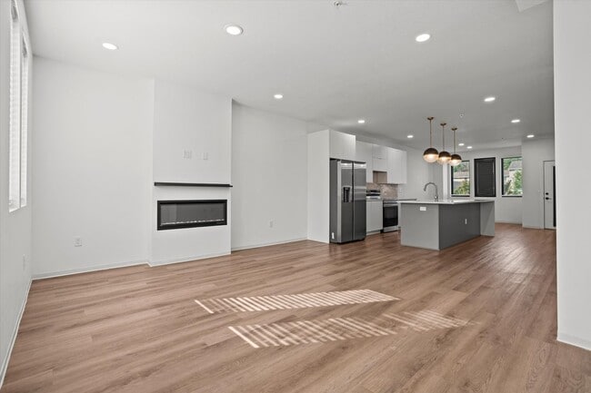Photo - Beautiful 2-Bed/2.5 Bath Townhome in Downt... Unit 6117-9B
