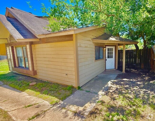 Building Photo - 2 Bed 1 Bath Rental