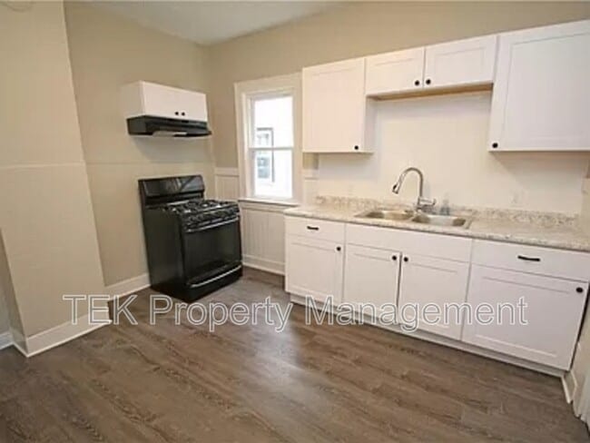 Building Photo - 128 Roslyn St