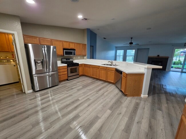 Kitchen fridge/stove - 4321 Grafton Cir